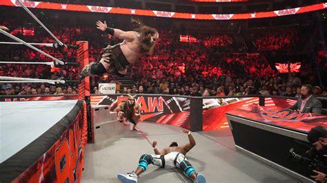 catch wwe raw news.
